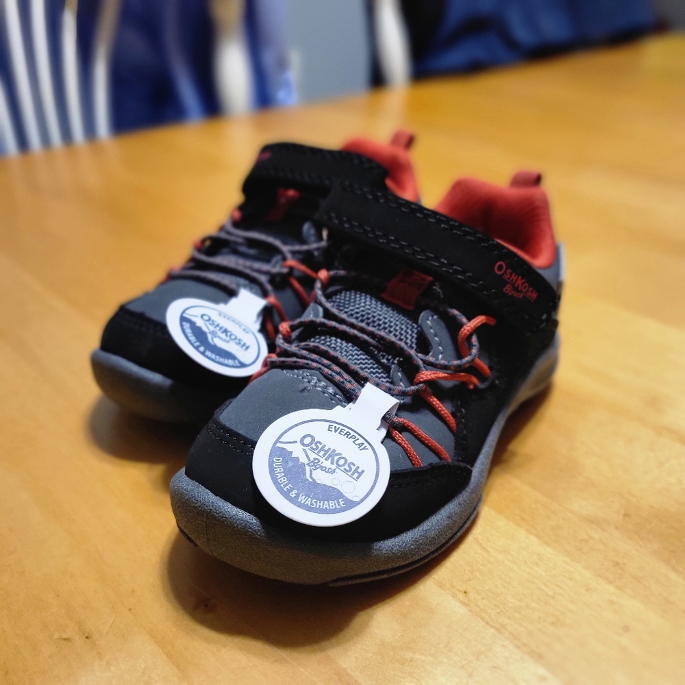 New OshKosh B'gosh Black & Red Cycla Sneaker Size 7 T